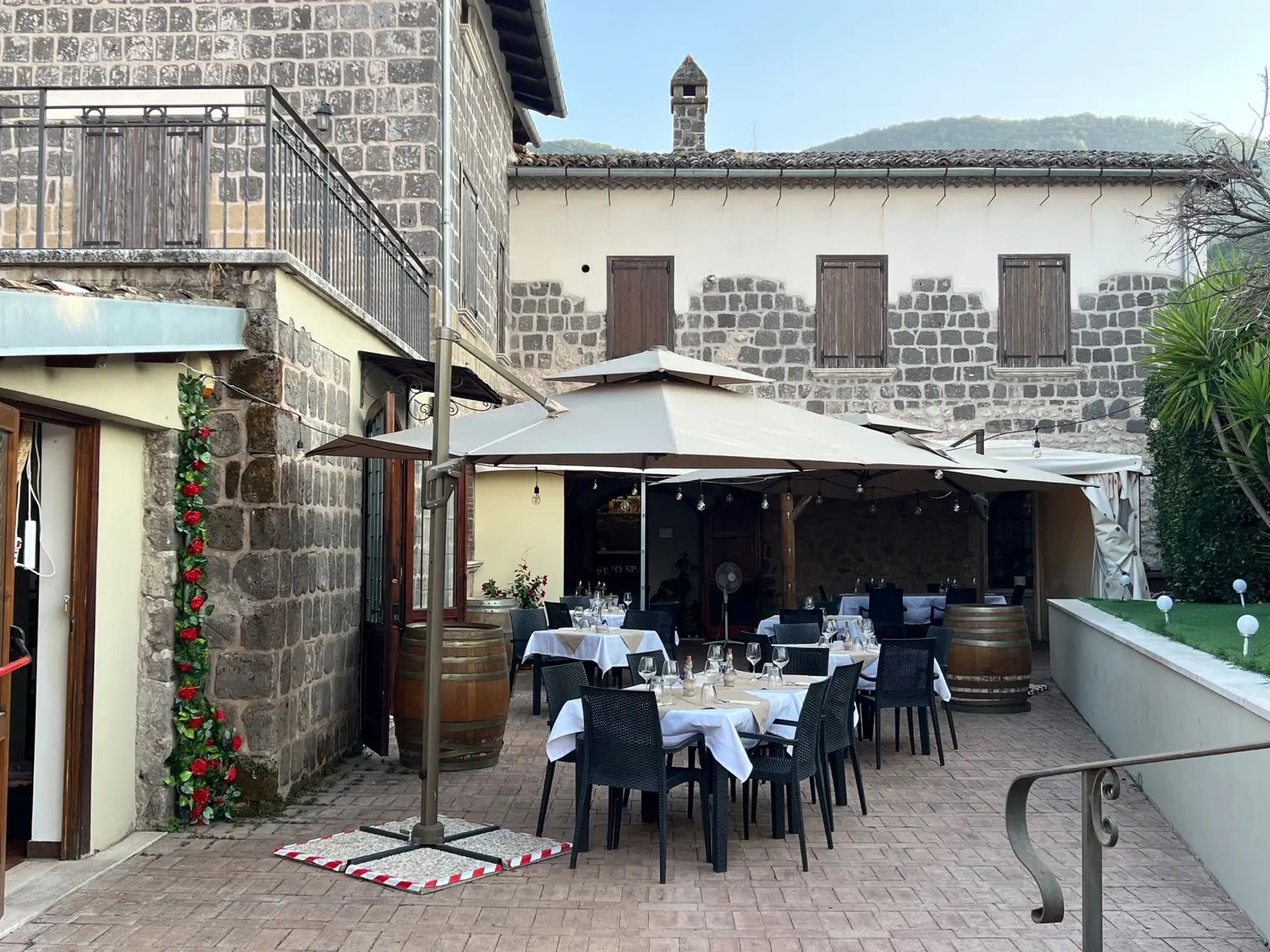 Terrazza esterna di Peppe O Sparatore durante il giorno